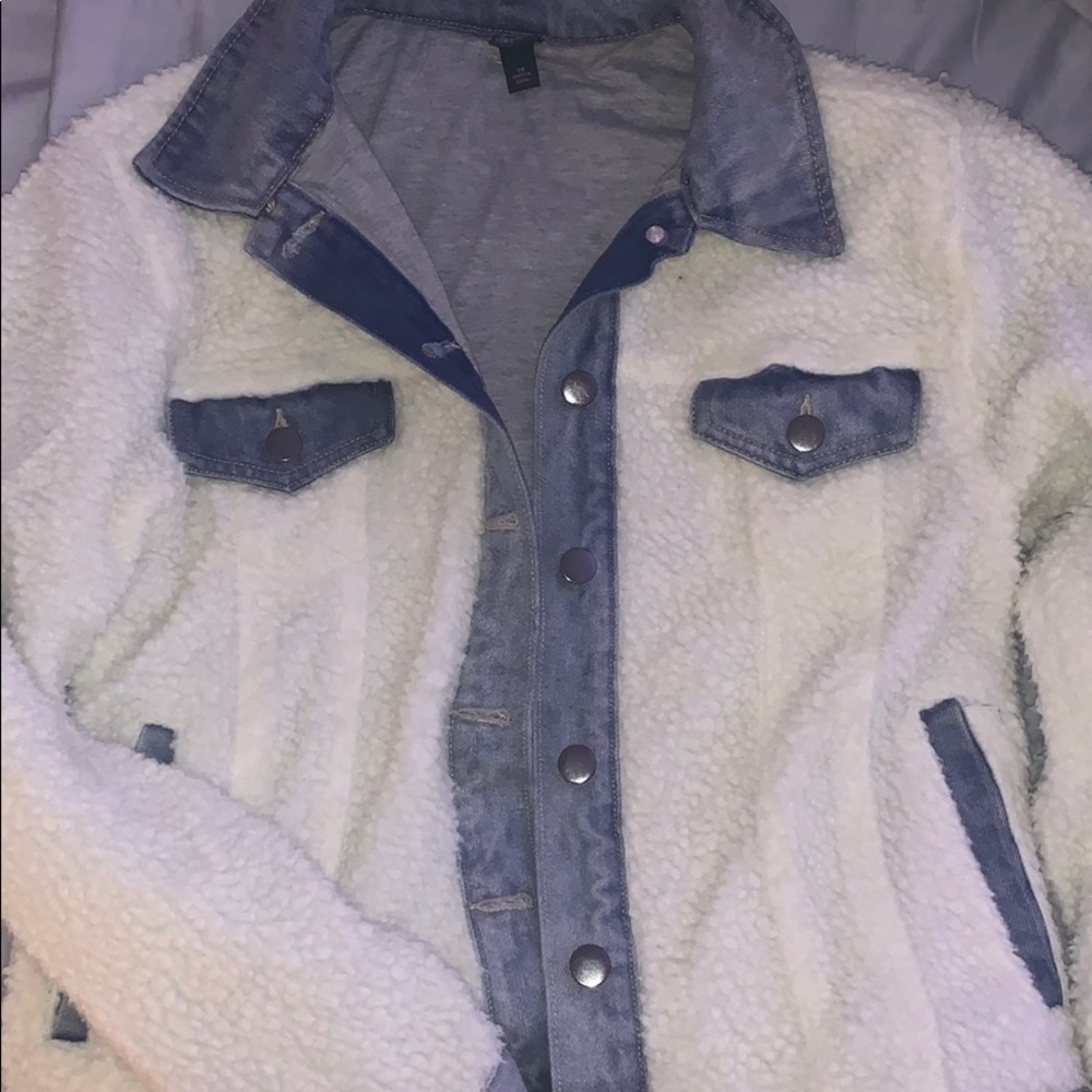NEVER WORN only tried women’s Sherpa denim jacket